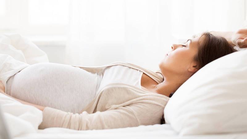 روش صحیح خوابیدن در دوران بارداری
