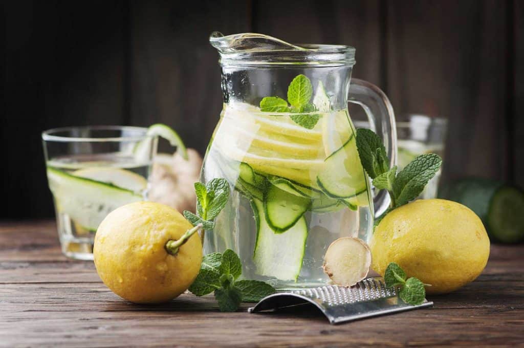 آب طعم‌دار لیمو، خیار و نعناع