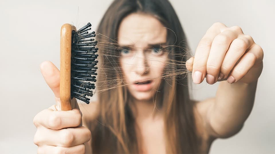 ریزش مو از عوارض کمبود ویتامین ب است