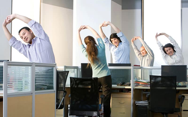 چند حرکت ساده ورزشی برای رفع خستگی در محل کار