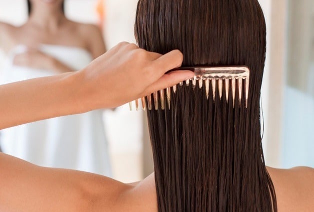 روش صحیح برس زدن موی مرطوب