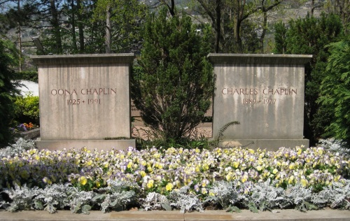 مقبره چارلی چاپلین و همسرش در سوئیس