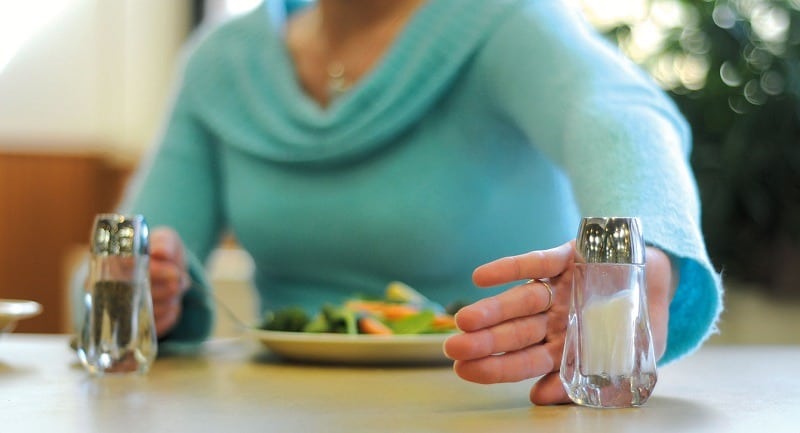کاهش نمک در رژیم غذایی برای پایین آوردن فشار خون