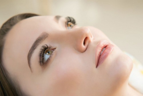زیبایی چشم‌ها با مراقبت از مژه‌ها و کاشت مژه