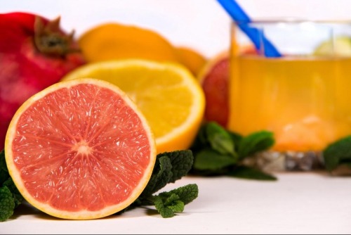 برای درمان یبوست روزانه پنج نوبت میوه و سبزیجات مصرف کنید.