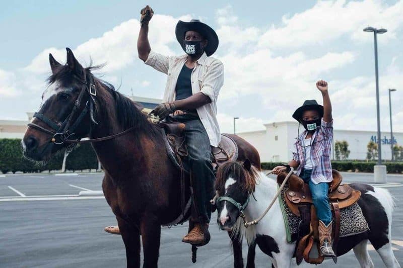 پدر و پسر سیاه پوست اسب سوار - اعتراض در آمریکا